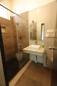埃尔加德YELLOW LAKE RESORTS & SPA, Yercaud的一间带水槽和淋浴的浴室