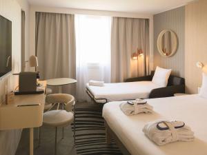 波尔多诺沃特波尔多拉克酒店的酒店客房配有两张床和一张书桌