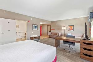 奥兰多奥兰多-阿波普卡汉普顿套房酒店的配有一张床和一张书桌的酒店客房