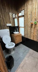 卡索尔Aloha Riverside的一间带卫生间和水槽的浴室