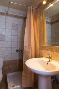 Dhamavólosvilla Morfeas的浴室配有盥洗盆和带镜子的淋浴