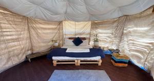 卡索尔Aloha Riverside的帐篷内一间卧室,配有一张床