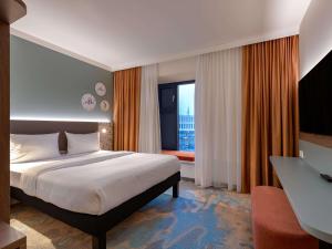 基尔ibis Styles Kiel City的酒店客房设有床和窗户。