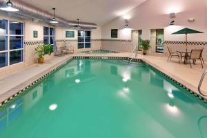 乔治湖Country Inn & Suites by Radisson, Lake George Queensbury, NY的一个带桌椅的大型游泳池
