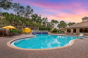 奥兰多Hilton Vacation Club Aqua Sol Orlando West的一个带桌椅的度假村游泳池