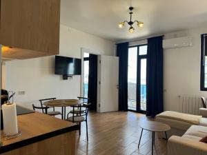 马钦加里New apartment with sea view的一间厨房和带桌椅的客厅