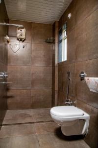 阿利鲍格Seasons The Resort的一间带卫生间和淋浴及窗户的浴室