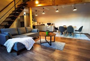马拉亚Wild Cabin的客厅配有沙发和桌子