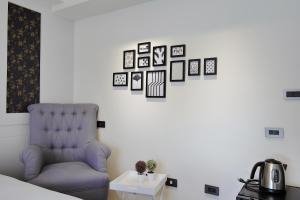 台中市悅柏行旅 逢甲館 YABO Inn的一间设有蓝色椅子和墙上照片的房间