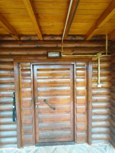 PiroğluChalet's lake_Bolu Abant _log house的木制建筑中的木制车库门