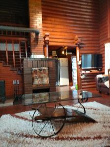 PiroğluChalet's lake_Bolu Abant _log house的客厅配有咖啡桌和壁炉