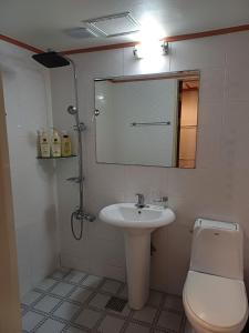首尔Gooreumseong motel的一间带水槽、卫生间和镜子的浴室