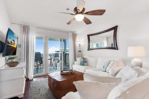 彭萨科拉海滩Baywatch C10的带沙发和吊扇的客厅