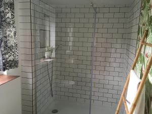 NiestetalCharmante Unterkunft ohne Küche in Niestetal bei Kassel的带淋浴的浴室和白色瓷砖墙壁