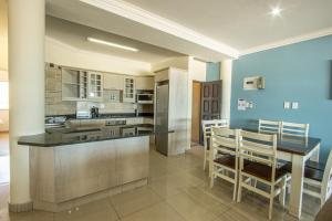 乌旺戈海滩Saints View Resort Unit 26的厨房配有柜台和桌椅