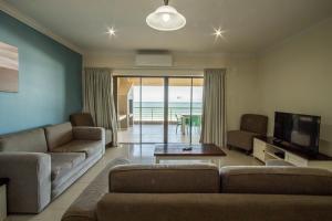 乌旺戈海滩Saints View Resort Unit 26的带沙发和电视的客厅