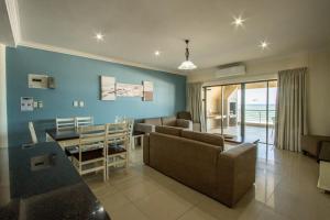 乌旺戈海滩Saints View Resort Unit 26的客厅配有沙发和桌子
