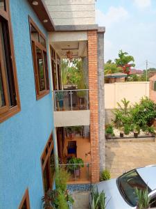 基加利Kigali Grand Villa的带阳台的房屋景