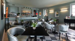 卡尼洛瑞维拉Hotel Cannero的一间带桌椅的餐厅和一间酒吧