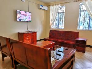 Chaki ChakiSinthia Hotel Apartments的客厅配有桌子和电视
