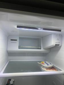 塞维利亚Habitacion privada en un dúplex的内置食物的空冰箱