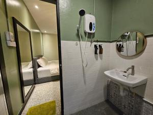 怡保85 Boutique Hotel的一间带水槽和镜子的小浴室