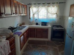 马林迪Lion Garden Villa 7的厨房配有水槽和炉灶