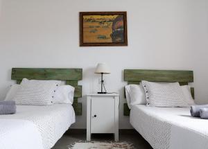 Caleta de Caballo帕拉伊索恩兰萨罗特公寓的两张睡床彼此相邻,位于一个房间里