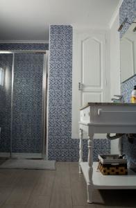 Caleta de Caballo帕拉伊索恩兰萨罗特公寓的带淋浴和白色盥洗盆的浴室