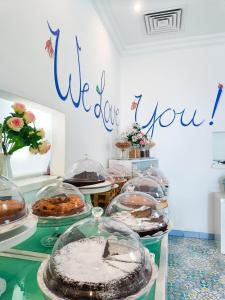 卡普里Relais Maresca Luxury Small Hotel的一张桌子,上面放着许多不同类型的蛋糕和糕点