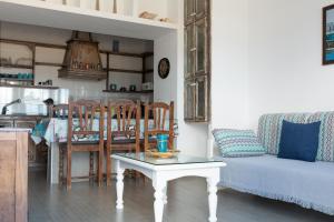Caleta de Caballo帕拉伊索恩兰萨罗特公寓的客厅配有桌子和沙发