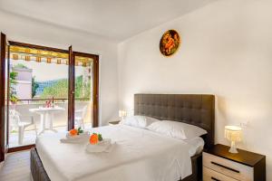 卡斯拉诺Casa Bruna Few Min From Lake - Happy Rentals的一间带大床的卧室和一个阳台