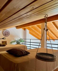 阿尔热祖尔旧蒙特莫尔赫达德酒店的一间卧室设有两张床和木制天花板