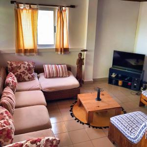 贝岛Villa Madirokely的客厅配有沙发和桌子