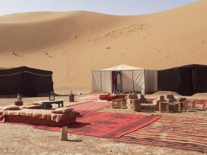 姆哈米德Chigaga Desert Camp的沙漠中的一个帐篷