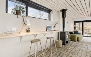 埃贝尔托夫特Lovely Home In Ebeltoft With Kitchen的一个带凳子和炉灶的厨房
