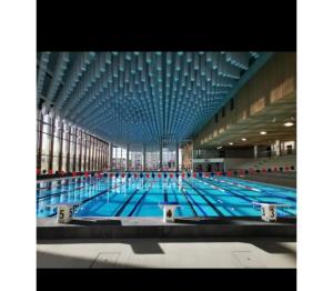 吕埃尔-马尔迈松Casa Enna的大型游泳池设有大型天花板