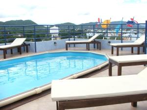 华欣华欣阁楼酒店的游轮甲板上的游泳池