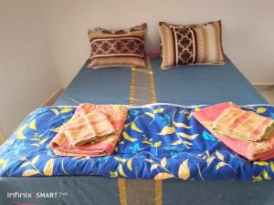 杜兹Résidences Porte de désert Douz的两张带毯子和枕头的床