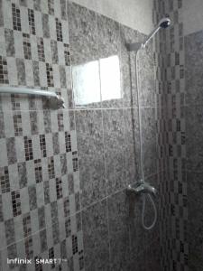 杜兹Résidences Porte de désert Douz的带淋浴的浴室,带窗户