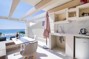 阿齐欧斯·贡多斯Agios Gordios Boutique Resort的一间厨房和海景用餐室