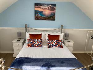 韦茅斯Braemar的一间卧室配有一张带蓝色墙壁的大床