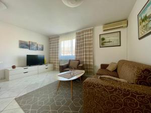 乌马格玛丽亚公寓式酒店的带沙发和电视的客厅