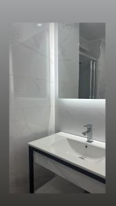 波亚纳布拉索夫Hotel Soimul的白色的浴室设有水槽和镜子