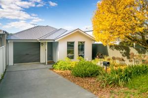 芒特巴克3bedroom Modern Home in Mt Barker, 8km to Hahndorf的一个带车库和围栏的房子