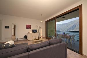 特龙扎诺拉戈马焦雷Va Pensiero sul lago Stunning View的带沙发和大窗户的客厅