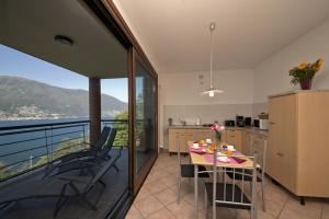 特龙扎诺拉戈马焦雷Va Pensiero sul lago Stunning View的厨房设有带桌椅的阳台