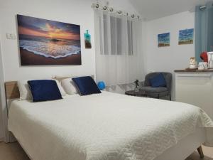 贝特谢安בית המזל的卧室配有带蓝色枕头的大型白色床