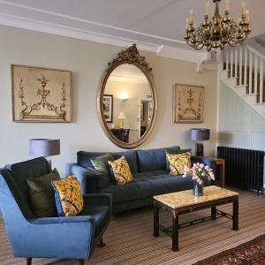 谢林汉姆伯灵顿贝提酒店的客厅配有蓝色的沙发和镜子