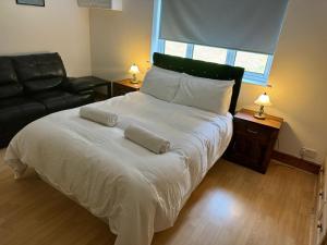 The Jagdamer Lodge的一间卧室配有一张带两个枕头的床